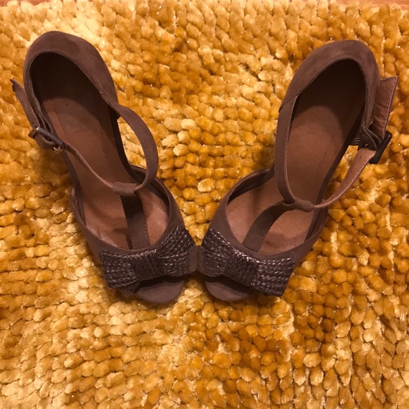 Platform T-Strap Bow Heels - Picture 5 of 7